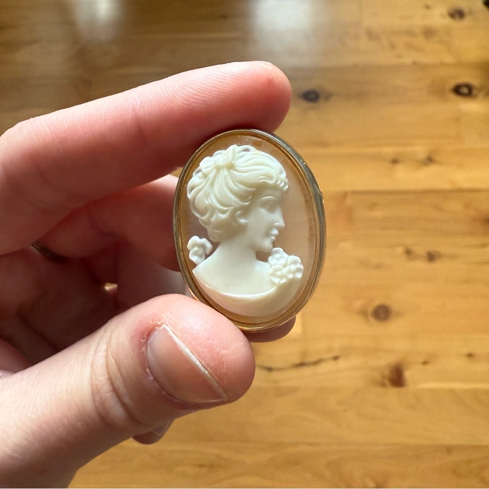 Antique Vintage Victorian Carved Shell Cameo Lady Pin Gold Tone Brooch